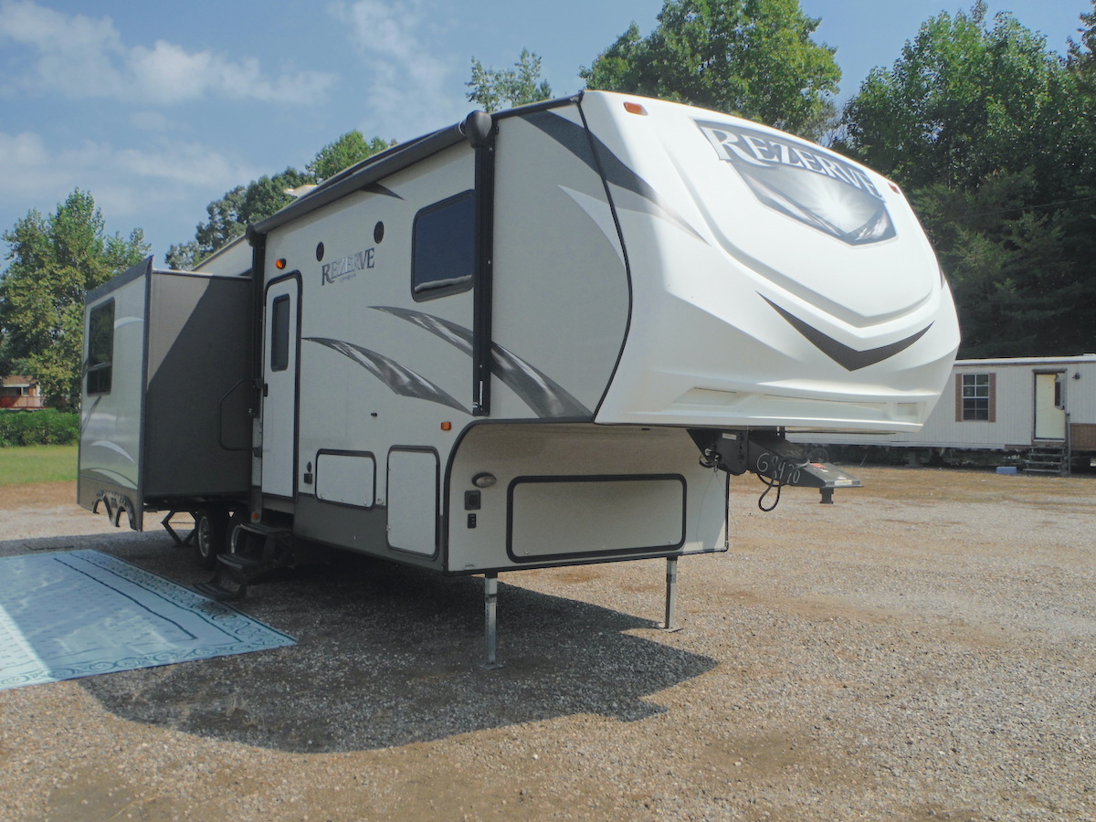 Preowned 2017 CrossRoads Rezerve 28RL Fifth Wheel