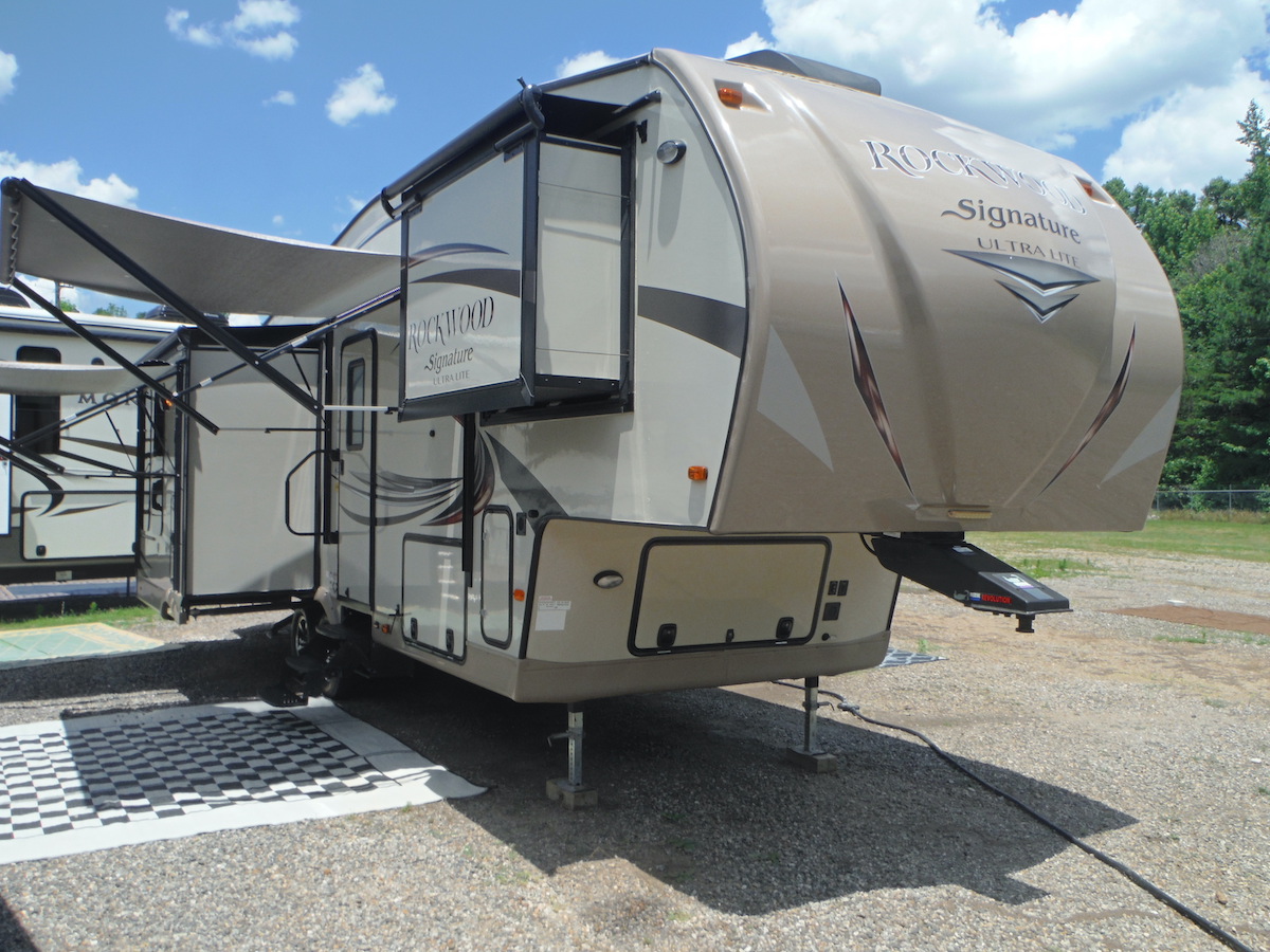 Preowned 2016 Forest River Rockwood Signature Ultra Lite 8289WS Fifth