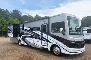 Pre-owned 2022 Fleetwood Bounder 35K Class A - Gas
