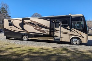 Pre-owned 2011 Newmar Canyon Star 3642 Class A