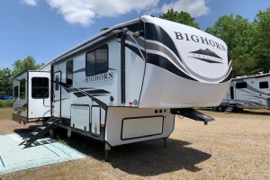 Pre-owned 2020 Heartland Bighorn Traveler 32RS Fifth Wheel
