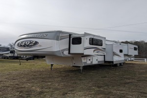 Pre-owned 2021 Palomino Columbus 389FL Fifth Wheel